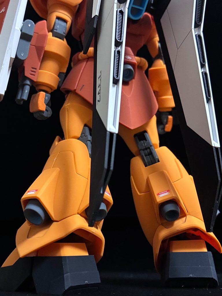 機体各所のバーニアノズル内部はグレーブルーで塗装しています。(設定より暗めにしたのでほぼ見えない…)以下、簡単にポージングです。