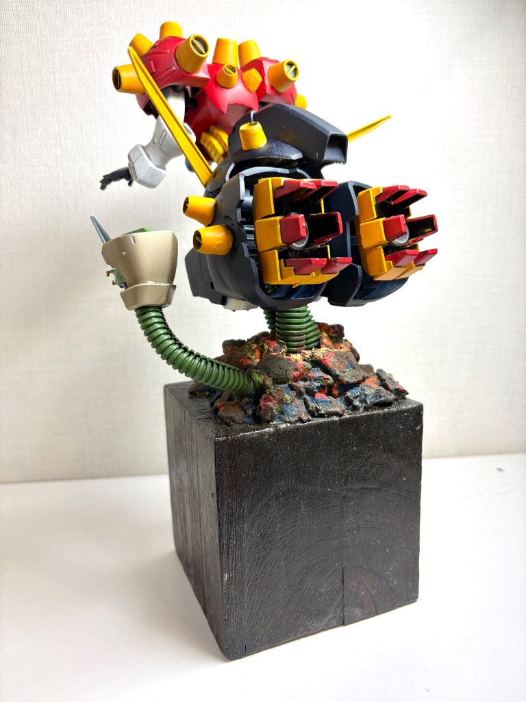 余っていた木製のディスプレイ台に固定。