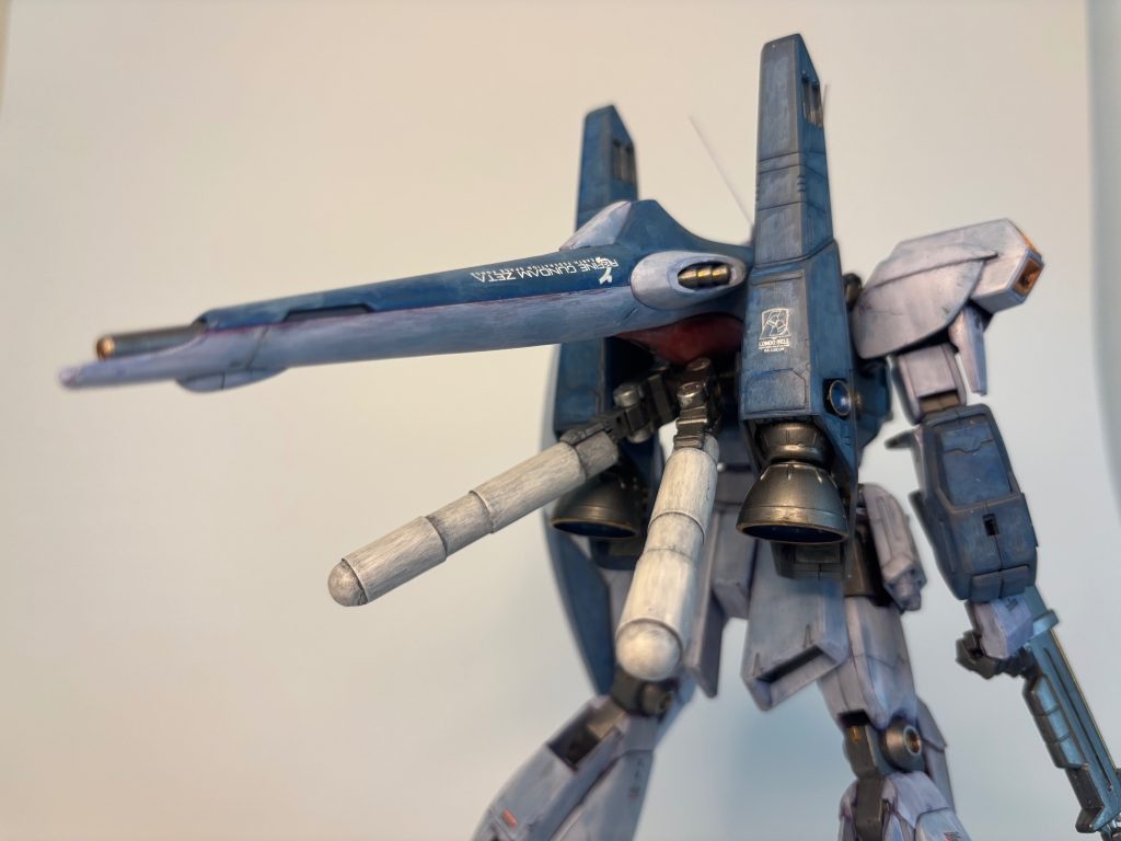 背中。リガズィをZっぽく見せるアイコンのスタピライザーつけれませんでした。でもないととても寂しいので機首そのままつけました😝プロペラントタンクタンクと合わせてボリューム満点です👍