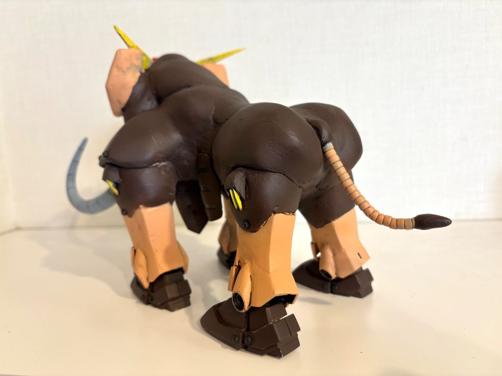 過去にヒラメガンダムやアンコウガンダムなど、手足の無いアニマル系ガンダムを作りましたが、マンモスガンダムがもっともガンダム感が無い気がします。鼻のせい？それともカラーリングのせい？