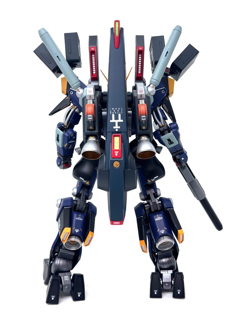 最後まで本体色をティターンズブルーにするかネイビーブルーにするか迷い…ティターンズブルーを採用、悩んだネイビーブルーは盾に使用しました。