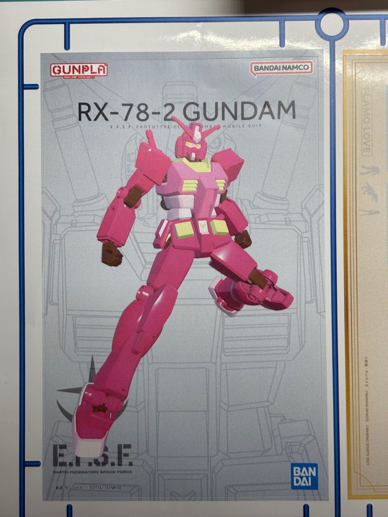奥さんは桜の花をイメージして設計したようで、ガンプラを持って帰れると勘違いしてかなり真剣に取り組んでいましたが、実際はステッカーでしょんぼりしていました。