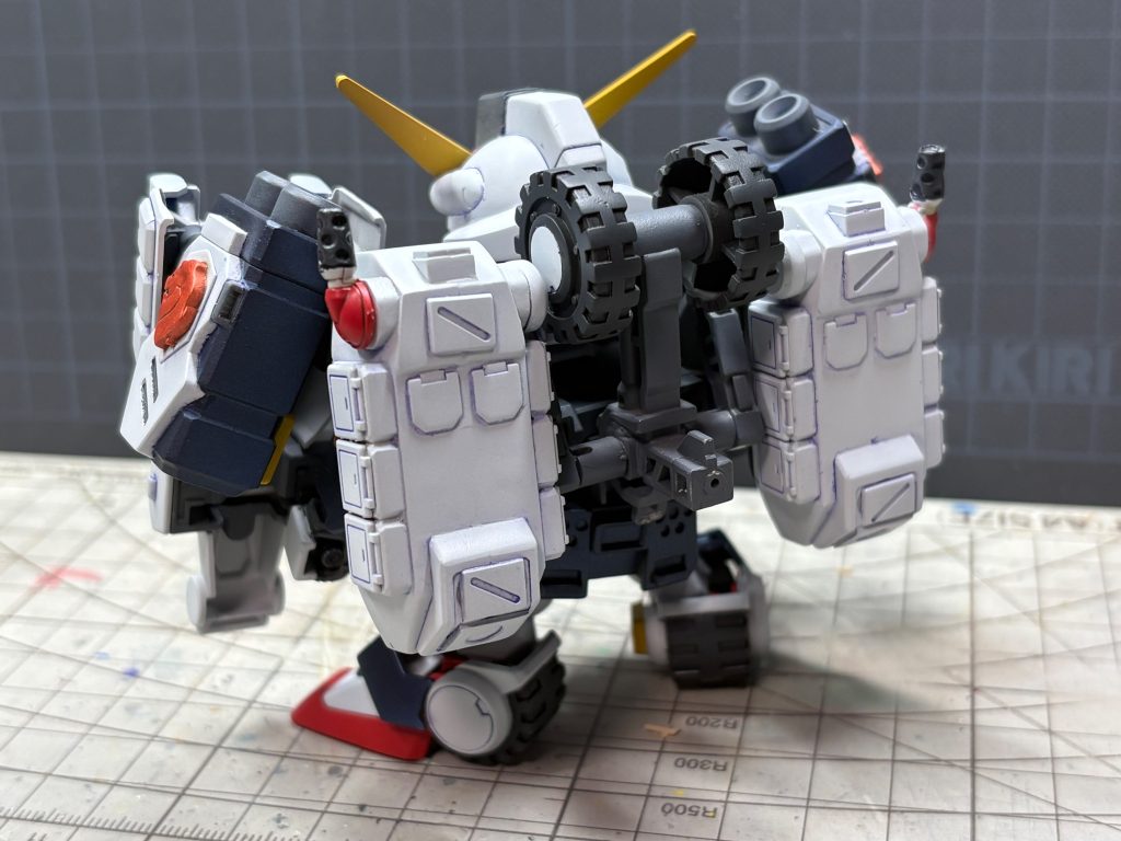 バックパックはキット２つを使って大型化しました。下半身は真（チェンジ）SMKフレームをベースにレジェンド武者頑駄無の足を改造しました。