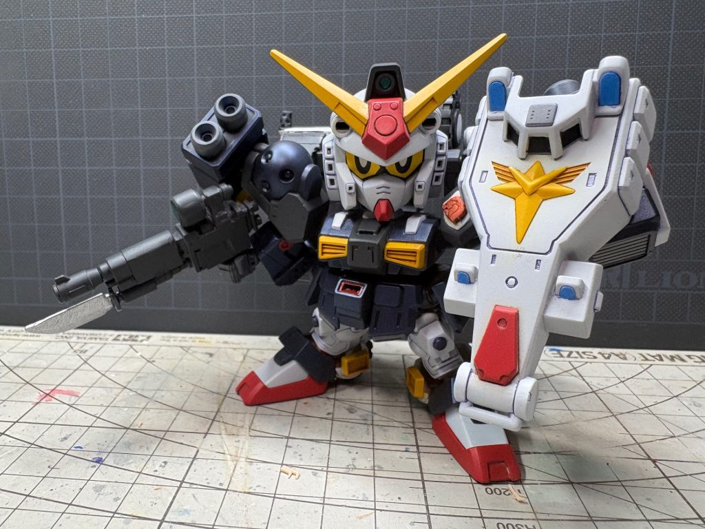 顔面は、SDGFのヘルメットにレジェンド武者のフェイスを限界まで削り込んで入れました。なので、目線も変更可能。