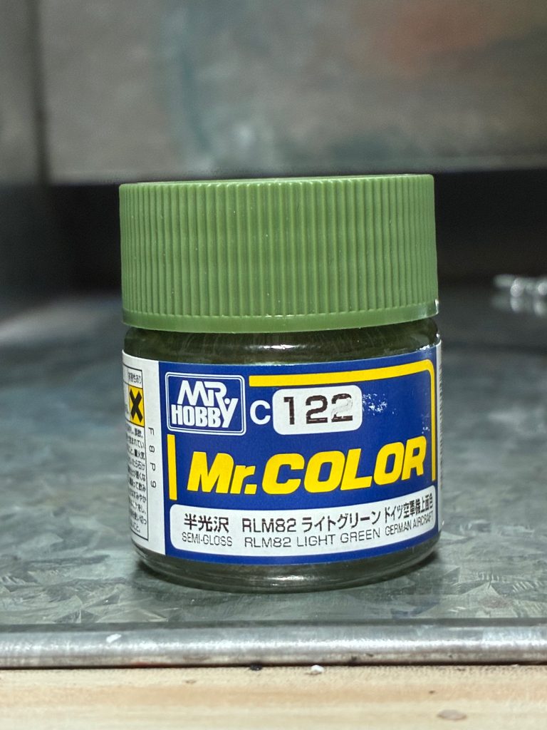 今回のメインカラー緑+黄+白の混合色のようで当初1層目の下地でこれに赤を混ぜたものを試作したが黄色のカーキになってボツにしたおそらく（緑+赤=黒っぽいもの」+白=グレーとなり、そのグレーが黄色成分と結びついてカーキになったものと思われる従って今回は素直にシンプルな緑を赤で濁らせて下地にした