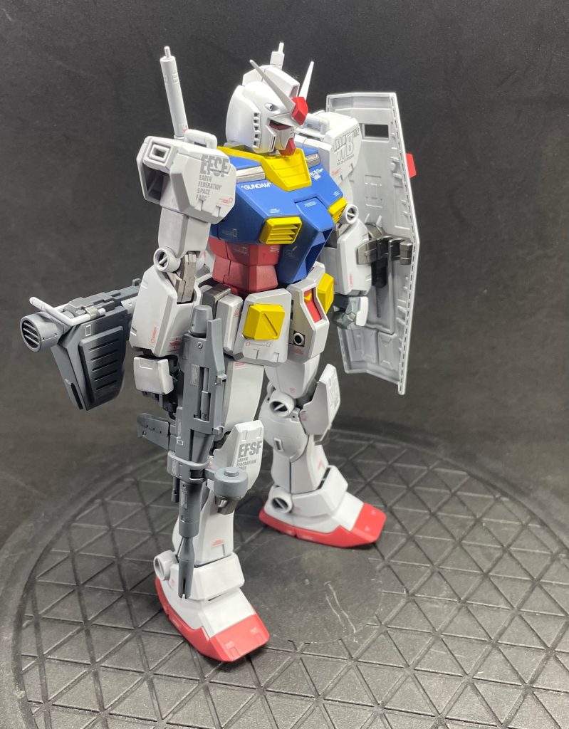 ただ‥比較的初期のMGなのでデカールもマーキングデカールがとにかく厄介で、こんな凹凸の面にどうやって貼るんだよって四苦八苦しながら貼りました。写真では見えにくいですが、かなりごまかしてます😖