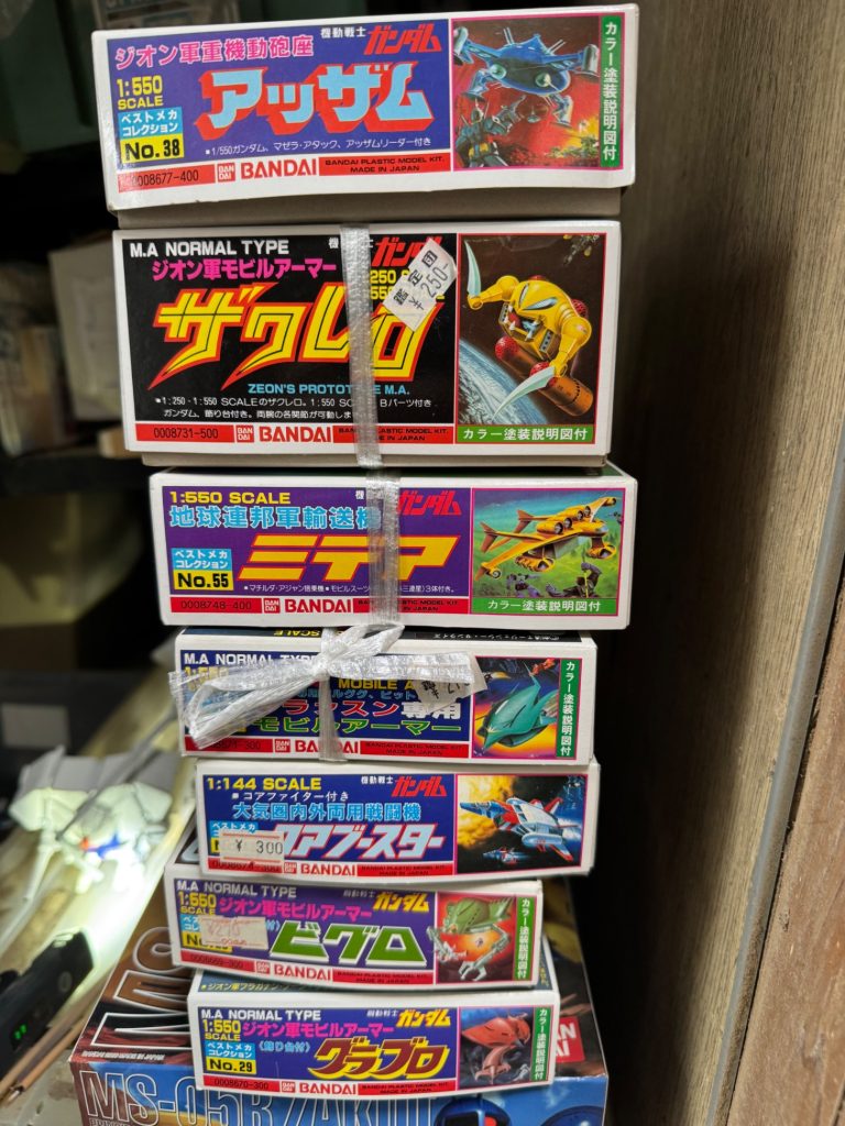 作ってないガンプラも発見出来ました！今ではあまり見かけないプラモ達ですね。懐かしいなーしかも安い　笑