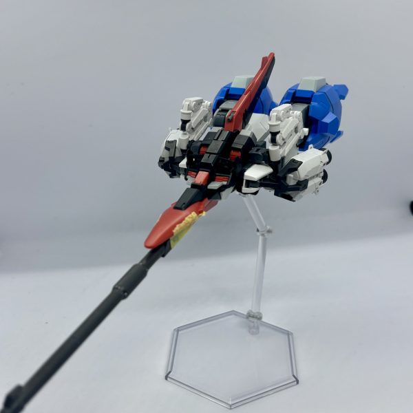 HGムラサメ改を使用してオオツキガタ改ハミングバード風を制作しています。M1Aアストレイ、オオツキガタの流れを汲む機体の特殊仕様という設定です脚部は丸ごとブースターに換装している設定で膝から下はグスタフカール00型のものを使用肩部と背部には万博ガンダムのブースターとサブアームを装備、サブアームにはサーベルを付けてMA形態でもすれ違いざまに切り付けられるようにする予定機首のシールドにはバルバトスの滑空砲を取り付け、ZプラスC1モチーフなのでビームスマートガンでも良いですがオオツキガタの派生なので肩のレールガンを移植したという設定です&nbsp;（3枚目）