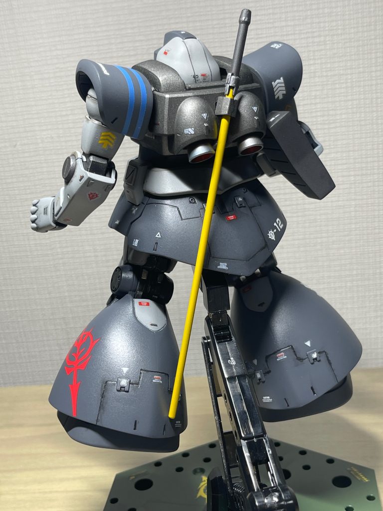 バックショット！右足のデカールは、ジークアックス赤いガンダムデカール使用。いい感じです。自分的には。