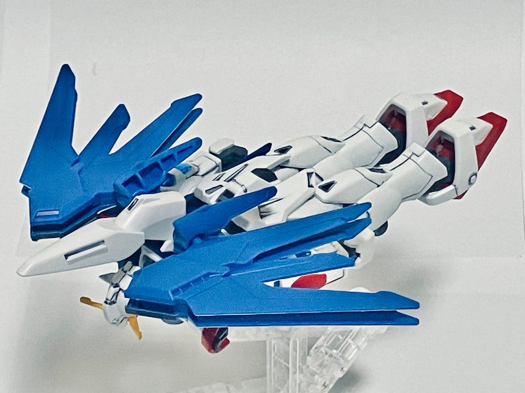 バード形態です。空中を高速で飛ぶための形態になります。