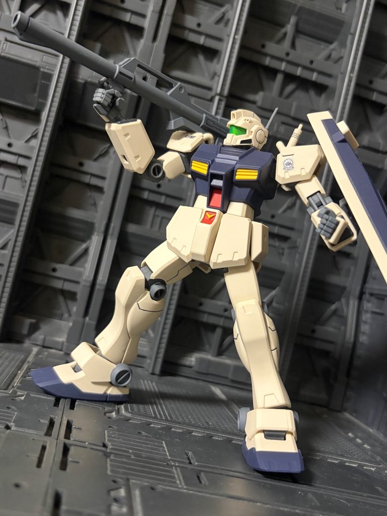武器装備は頭部に60mmバルカン、90mmブルパップマシンガン、ハイパーバズーカー、ビームサーベル、シールド、他機からの流用で使える武器もあるようです