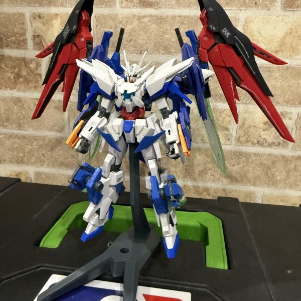 初めまして！初投稿になります！ダブルオークアンタをベースにトランジェントやAGE-FXなどをミキシングしてみました！バックパックは、MGSDのデスティニーが手に入ったので、採用しました！まだまだ途中で改善ポイントも沢山あるとは思いますが、頑張って完成させようと思います！（2枚目）