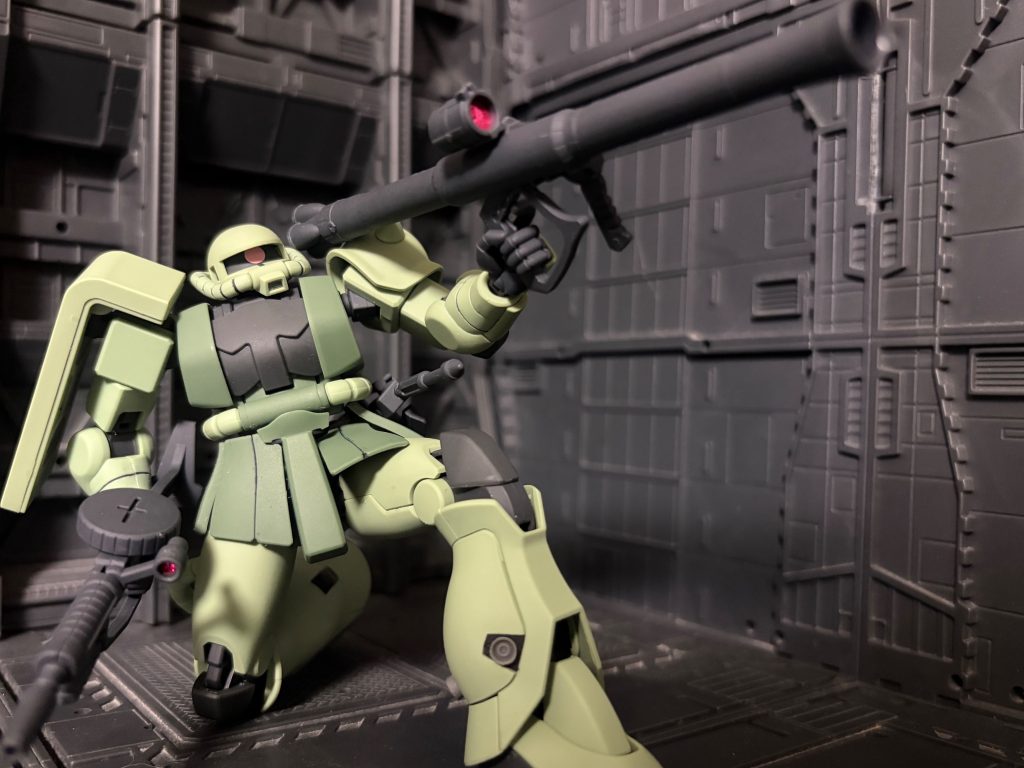 装備はザクマシンガン、ザクバズーカ、ヒートホーク、シールド、2連装連結バズーカやシュツルムファウストを装備した機体もある