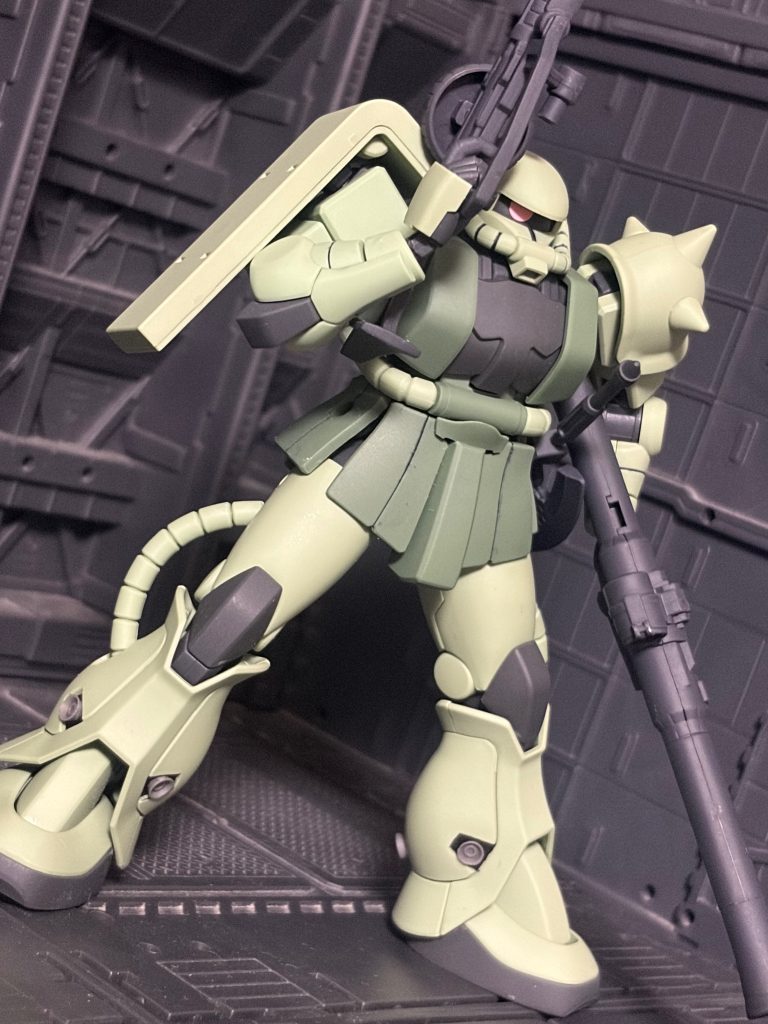 最近は売ってる所をあまりみなくなりましたがファーストグレード(FG)のザクIIキットからバックパックを流用しています。実はF型の作り分けをしようと思ったきっかけがFGザクでした。脚部スラスターの位置も参考にしてます、ソロモンやア・バオア・クーの防衛戦に投入されたイメージで作りましたF型の作り分けもやったので次はJ型もやってみたい所です、キット集めなきゃ_(-ω-`_)⌒)_