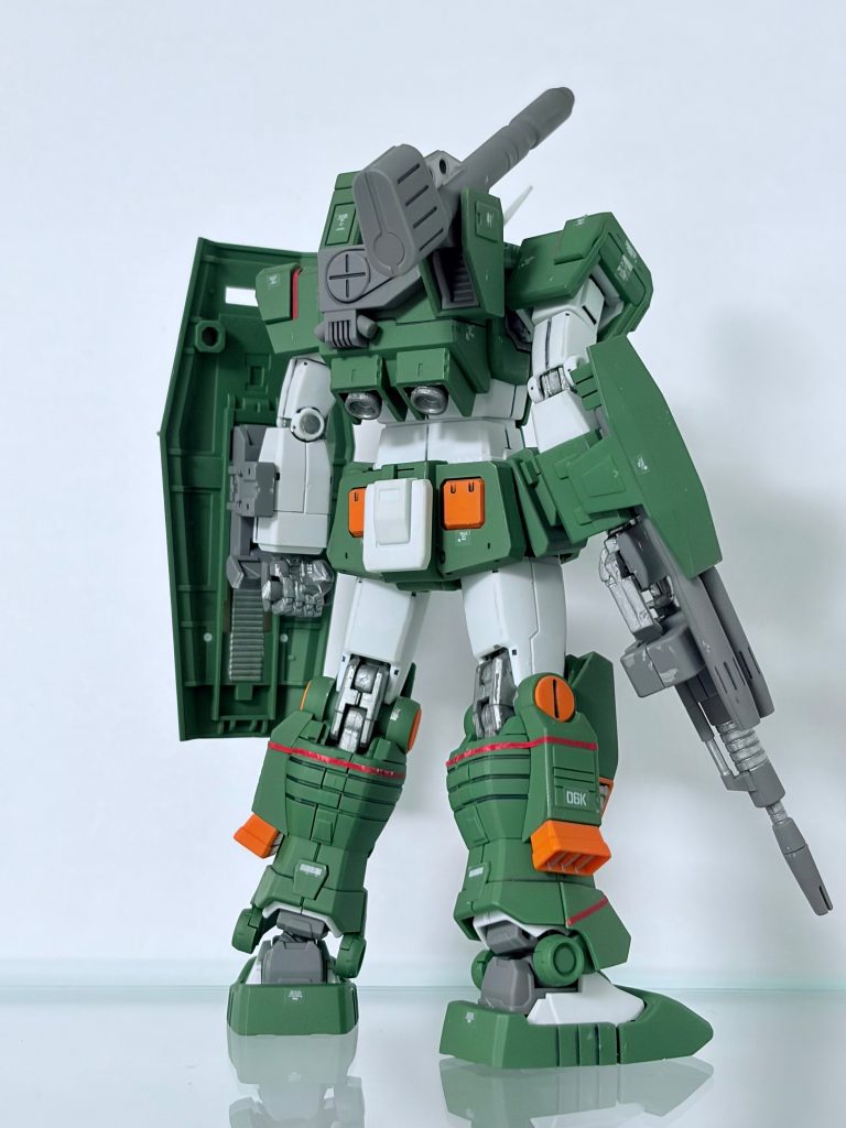 前後写真余りパーツにフルアーマーガンダムカラーの普通のガンダムシールドがついてくるので、持たせたら意外としっくりきましたこれやってみたらわかるんですけどめっちゃかっこいいので、フルアーマーガンダムのHGを持っているor買った人はやってみて欲しい