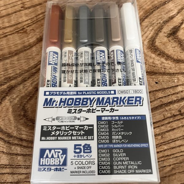 旧キット、アッグガイ制作開始٩( ᐛ )وうーむ🤔なんともナイスなプロポーション、直すとこないですね　手を入れますが　🤣&nbsp;交流会でスキマ埋めに何を使ってる話しとメタリックカラーペンは何を使っている話しがありましたので一緒に上げておきます&nbsp;スキマ埋めはタミヤの瞬間接着剤イージーサンディングを使ってます通常の瞬間より硬化してからの硬度が高くないのでヤスリがけしやすいです硬化を早めたい時にはプライマーをまた、少し深さあるスキマや段差には光硬化パテを私は使ってますこちらも硬化後は硬くないので削りやすいです&nbsp;メタリックカラーペンはミスターホビーマーカー　メタリックセットと「DSPIAE」のメタリックカラーペンを使っています「DSPIAE」のペンは先が筆の様になっているのでスラスター内のレッドやモノアイなどの裏側から塗ると良い光り方をしてくれます☺️&nbsp;アッグガイ、いくら旧キットといえバリ出過ぎじゃない？&nbsp;（4枚目）