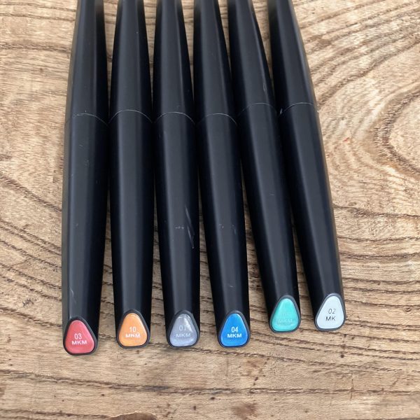 旧キット、アッグガイ制作開始٩( ᐛ )وうーむ🤔なんともナイスなプロポーション、直すとこないですね　手を入れますが　🤣&nbsp;交流会でスキマ埋めに何を使ってる話しとメタリックカラーペンは何を使っている話しがありましたので一緒に上げておきます&nbsp;スキマ埋めはタミヤの瞬間接着剤イージーサンディングを使ってます通常の瞬間より硬化してからの硬度が高くないのでヤスリがけしやすいです硬化を早めたい時にはプライマーをまた、少し深さあるスキマや段差には光硬化パテを私は使ってますこちらも硬化後は硬くないので削りやすいです&nbsp;メタリックカラーペンはミスターホビーマーカー　メタリックセットと「DSPIAE」のメタリックカラーペンを使っています「DSPIAE」のペンは先が筆の様になっているのでスラスター内のレッドやモノアイなどの裏側から塗ると良い光り方をしてくれます☺️&nbsp;アッグガイ、いくら旧キットといえバリ出過ぎじゃない？&nbsp;（5枚目）