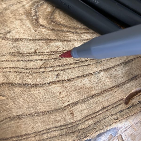 旧キット、アッグガイ制作開始٩( ᐛ )وうーむ🤔なんともナイスなプロポーション、直すとこないですね　手を入れますが　🤣&nbsp;交流会でスキマ埋めに何を使ってる話しとメタリックカラーペンは何を使っている話しがありましたので一緒に上げておきます&nbsp;スキマ埋めはタミヤの瞬間接着剤イージーサンディングを使ってます通常の瞬間より硬化してからの硬度が高くないのでヤスリがけしやすいです硬化を早めたい時にはプライマーをまた、少し深さあるスキマや段差には光硬化パテを私は使ってますこちらも硬化後は硬くないので削りやすいです&nbsp;メタリックカラーペンはミスターホビーマーカー　メタリックセットと「DSPIAE」のメタリックカラーペンを使っています「DSPIAE」のペンは先が筆の様になっているのでスラスター内のレッドやモノアイなどの裏側から塗ると良い光り方をしてくれます☺️&nbsp;アッグガイ、いくら旧キットといえバリ出過ぎじゃない？&nbsp;（6枚目）
