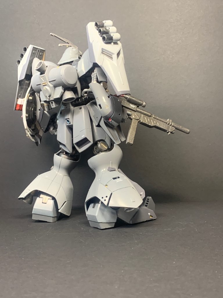 ユアン搭乗のヤクトドーガ三号機はグレーに配色されテスト上では凄まじい成果をあげる。その人間離れした動きは【灰色の亡霊】と呼ばれ味方からも恐れられた。