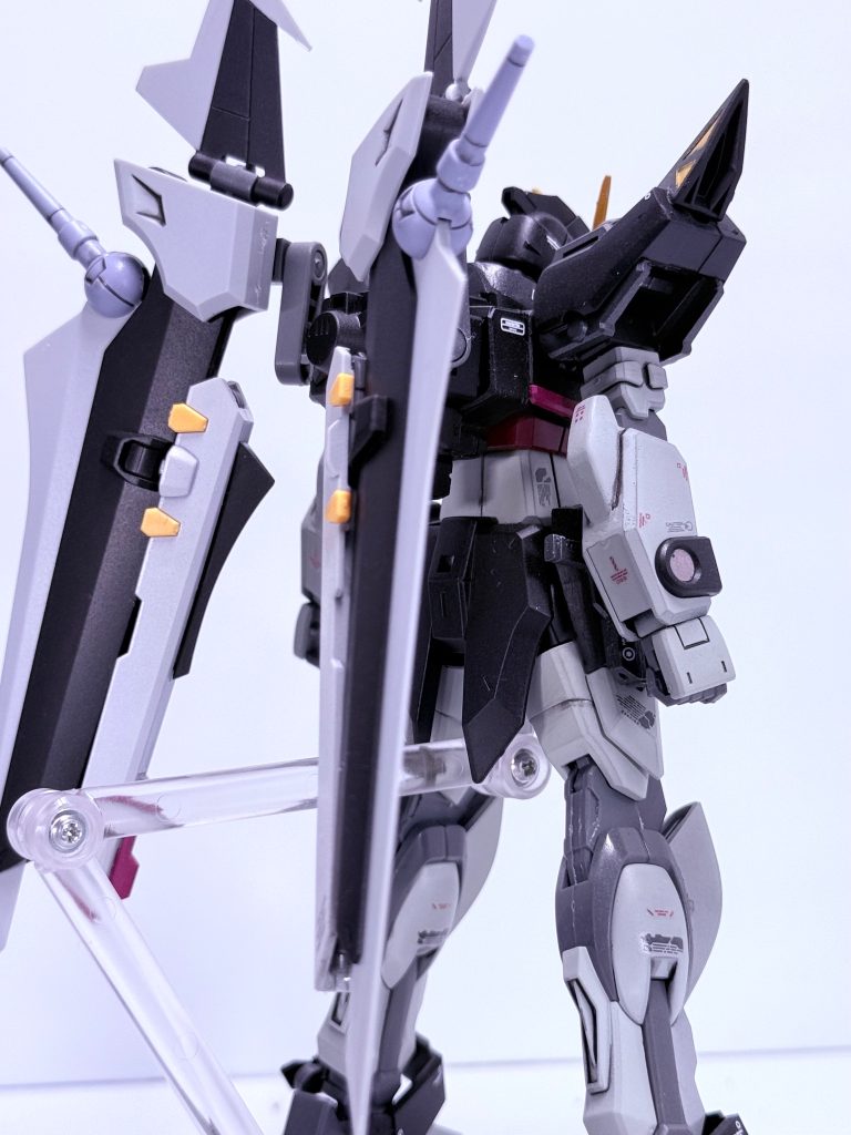 ノアールストライカーの接続にはエクシードギャラクシーの背中を薄く削り、デスティニーに接着してます。