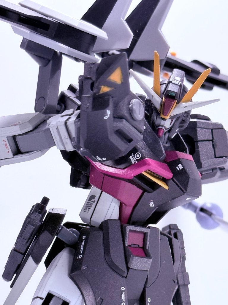 頭部はデスティニーにノアールのアンテナをくっつけています。