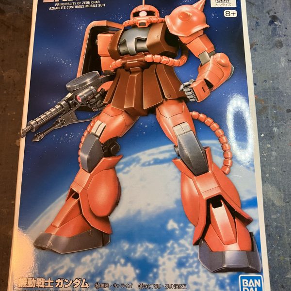 旧キットを作っていたときに次は何も考えずに組んで塗装しよう٩( ᐛ )وと思って選んだFGのシャアザクになります&nbsp;旧キットほどではないですが、パーツの合いはそこまで良くないので合わせ目はスキマか段差が出ます(￣▽￣;)&nbsp;合わせ目出ても、いいや〜と思っていたけど結局、ヤスる自分　🤣&nbsp;リバイブ版と並べるとFGはアニメのフォルムに近いですね(zaku-kao6)こちらの方がザクぽく感じます☺️(リバイブ版が悪いわけではないです)次から塗装やデカール貼って行ければいいかなσ(^_^;)（4枚目）