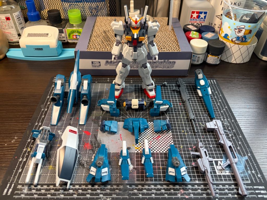 塗装前フルアーマーパーツは穴を空けたり引っ掛けたりすることで装備できる仕様になっています。磁石とか使えるようになりたいwww