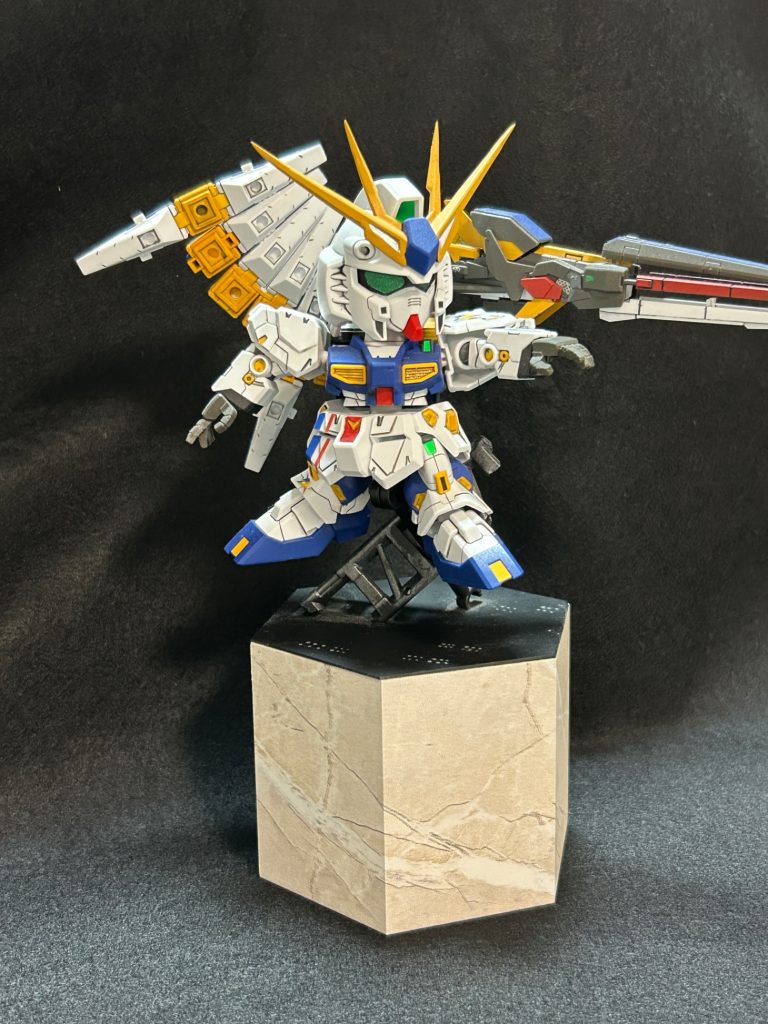 百均の土台とトラスで、宇宙空間を浮遊するνガンダムを演出しました。