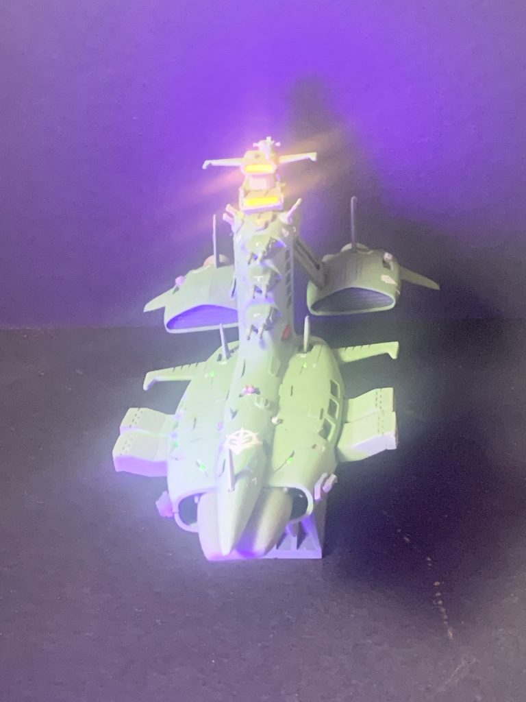 ブリッジは蛍光オレンジでUVライトで光るようにしています。(zaku-kao7)