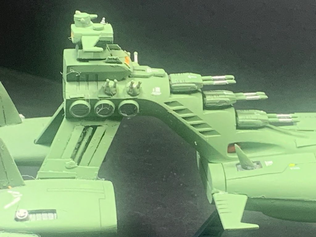 対モビルスーツを考えて対空機銃を増設しています。ちなみにこの対空機銃は旧キットのグワジンのモノを流用しています。(zaku-kao4)