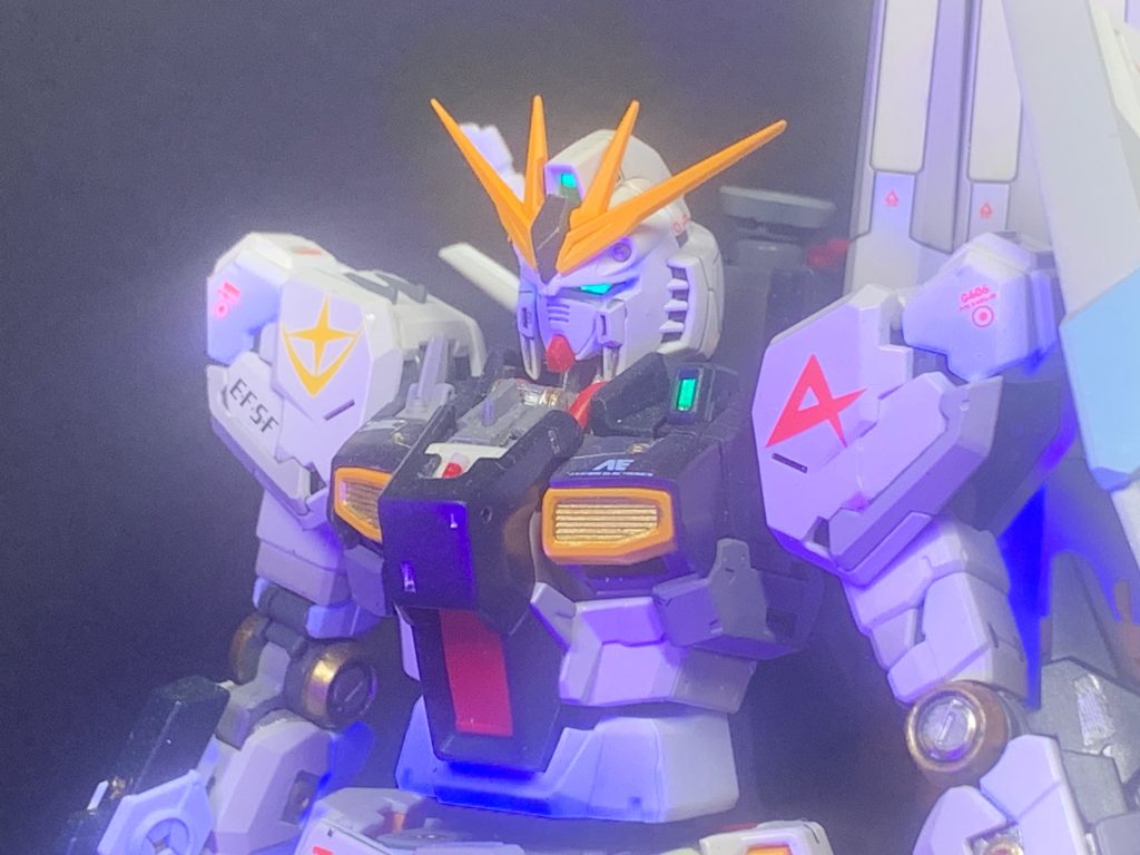UVライト照射で、目を光らせてみました。何だこのカッコよさは、(gundam-kao3)RGのνガンダムは化け物か⁉︎