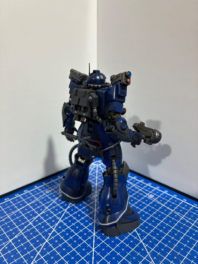 さすがに丸腰はないだろうと、内蔵式のマシンガンとヒートホークを装備しました！