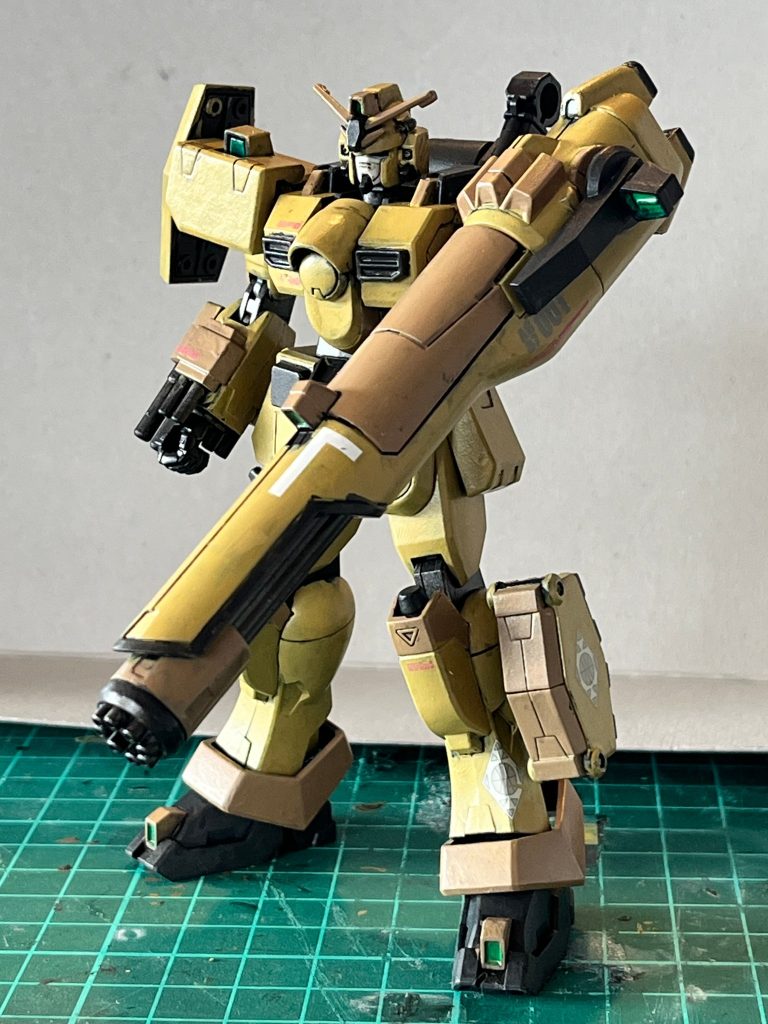 宇宙世紀のデカールしか持っていませんが、使えそうなものを貼ってます。&nbsp;地球連邦軍のエンブレムを90度回転させて貼っています。地球回帰主義を掲げる宗教団体のシンボル、という脳内設定です（A.W.の時代に地球回帰もないにもないだろ...とは思いますが）&nbsp;