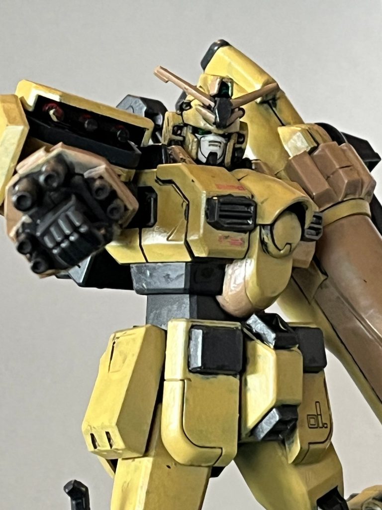 最初はフェイス部もサンドイエローで塗っていたんですが、他のパーツを塗っている際にダークグレーが付着して汚れてしまい薄め液でフェイス部の塗装を一度剥がしたんですが、結果サフのスミだけ残っていい感じになったのでそのままにしました。