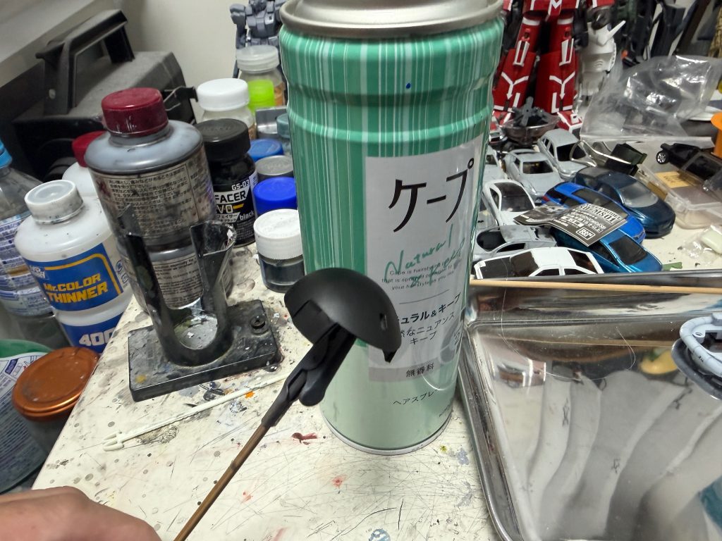 　ホワイトオーガと言えば派手なウェザリングが特徴的なので、今回はヘアスプレーを使用したチッピングを施していきます。基本塗装の前に全体にヘアスプレーを吹いておきます