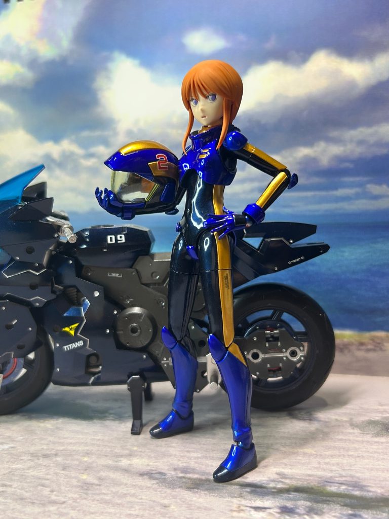 「そろそろ出るか！」そう言って再びティターンズのバイクに火を入れる。プルツーはおよそバイクとは思えぬ高速度で、どこへともなく走り出すのであった。Fin.&nbsp;以下制作工程プルツーアーマー部:黒サフ→スターブライトジュラルミン→ウルトラマリンブルー✖️3→EXクリア✖️2ウエア:黒サフ→スターブライトジュラルミン→プリズムブルーブラックおへそ周りは水から上がりたてのスク水の質感を目指し（目指すな）、ポリマーコーティングスーツのライン:成形色にスターブライトゴールドバイク（30MM）スターブライトシルバー→プリズムブルーブラックでキャンディ塗装、エナメルシルバーでスミ入れ。