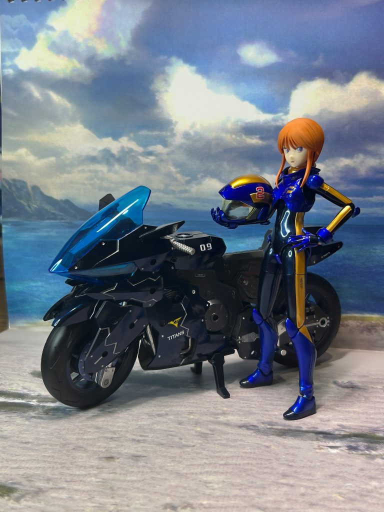 いつかやってみたかった1/12美プラとバイクの組み合わせができて感無量です(gandam-hand2)青と金で塗り分けてヘルメットを組み立てた時「ロックマンエグゼだこれ！(gundam-kao10)」とちょっと焦りましたが、プルツーの可愛さが勝ちました(gandam-hand1)
