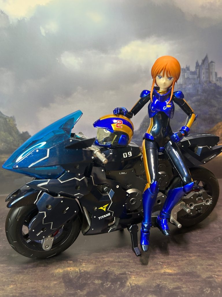 と思いつつしっかり記念写真を撮るプルツー。バイクにはティターンズのステッカーが貼ってあるが、なぜネオ・ジオンの手に落ちたのか知る者は居ない。