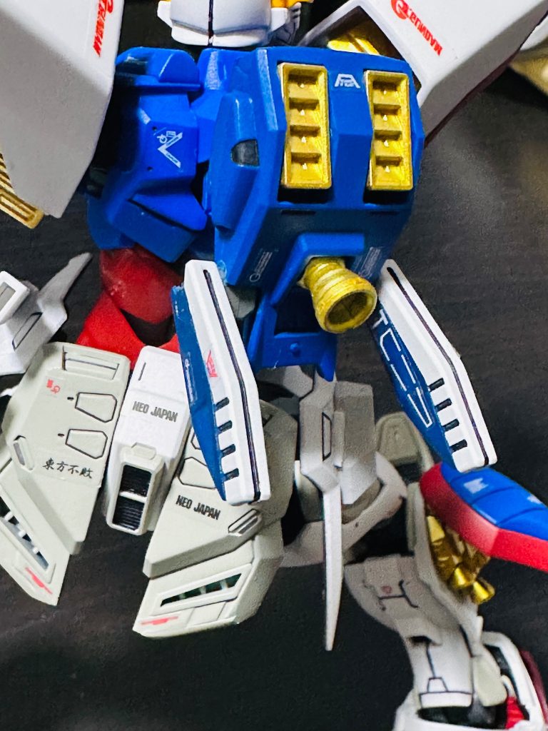 RGのように、コアファイターのブースターも稼働。回転軸を取り付け。