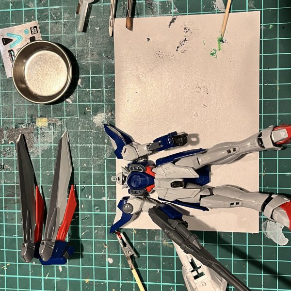 先日レオパルドを作ったらアナザー作品(今はそう呼ばないらしいですね)のキットを作りたい熱が高まったので積んであったウイングガンダムを作ってます。&nbsp;前回と同じ改造は無しで部分塗装だけで済まそうと。&nbsp;配色はGeminiに相談しました。本編後~マリーメイア事変のころに活動した例の秘密組織用にカスタマイズされた機体、ということで配色イメージを作ってもらいました。4枚目の画像がそれです。某spec2ぽいですね。笑その画像をもとに筆塗りしています。だいたいイメージ通りかな？&nbsp;（2枚目）