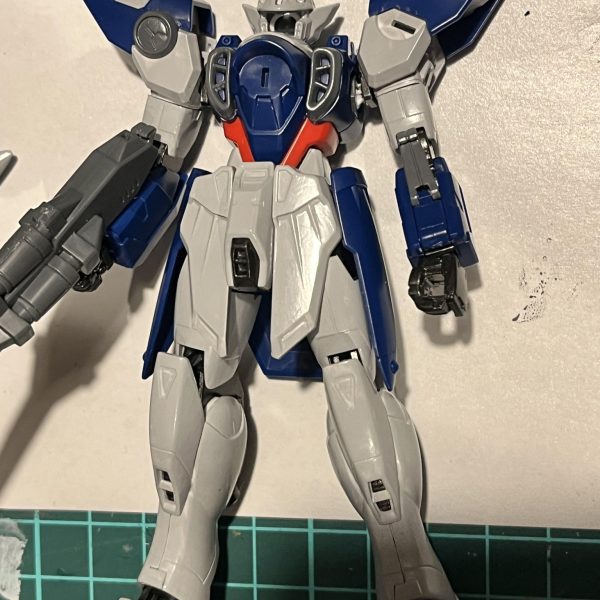 先日レオパルドを作ったらアナザー作品(今はそう呼ばないらしいですね)のキットを作りたい熱が高まったので積んであったウイングガンダムを作ってます。&nbsp;前回と同じ改造は無しで部分塗装だけで済まそうと。&nbsp;配色はGeminiに相談しました。本編後~マリーメイア事変のころに活動した例の秘密組織用にカスタマイズされた機体、ということで配色イメージを作ってもらいました。4枚目の画像がそれです。某spec2ぽいですね。笑その画像をもとに筆塗りしています。だいたいイメージ通りかな？&nbsp;（3枚目）