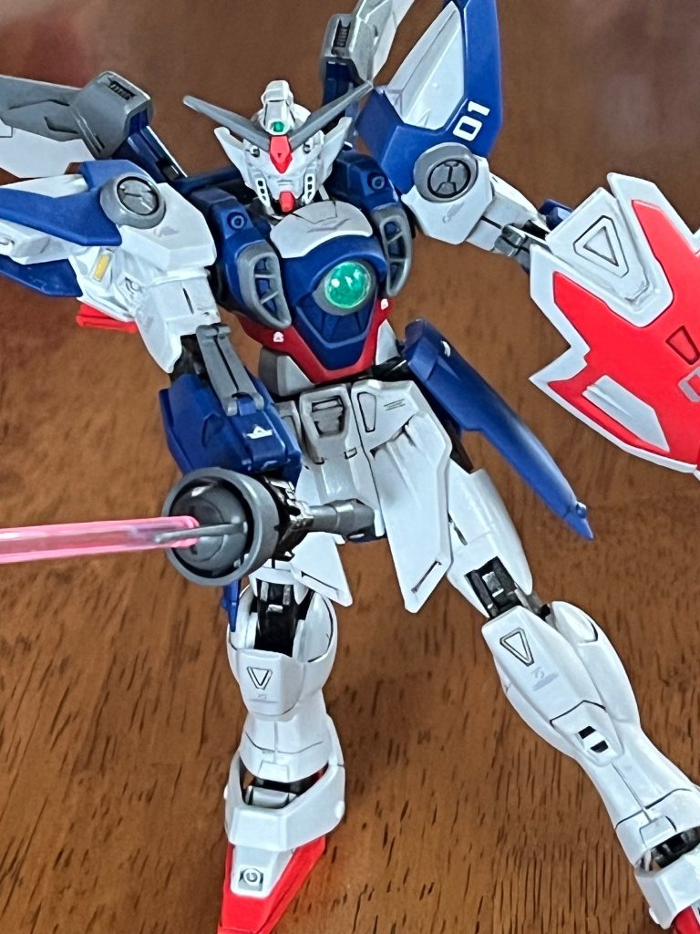 何かしらカスタム感が欲しいと思って、ガンダムフェニーチェのライフルとレイピアを装備しています。逆輸入です。バスターライフル、当時の印象だとデカくて重そう〜な長物を片手で振り回している印象でしたが、一方で当時の1/44キットやHGACのライフルはスマートすぎで迫力に欠けるなと感じていました。フェニーチェのライフルにすることでボリュームアップできて満足です。&nbsp;