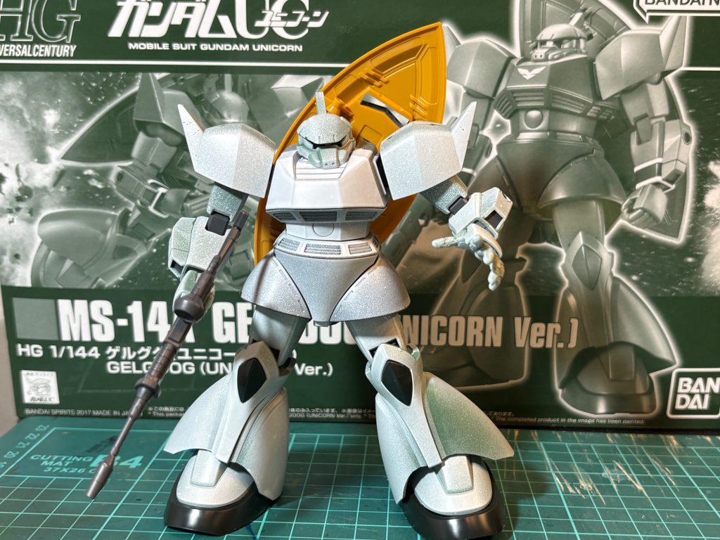 すぐみサフ完成時に色が明るすぎた。サフは黒が良かったかもしれません？持ってないですが。色が白いとウェザリングやデカールが目立たなくてこまります。でも、写真が暗くてよく見えないのはやなんですよね。（笑