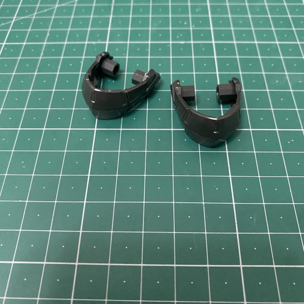 ちょちょいと…太もも付け根3mm、足首…2mmくらい(多分)足首周りに3ミリ軸作ってMGジャスティスの足首のパーツをはめました❗️（3枚目）