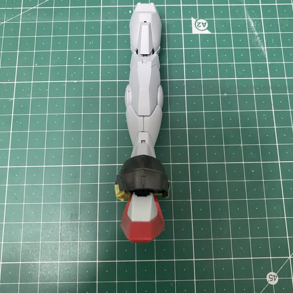 ちょちょいと…太もも付け根3mm、足首…2mmくらい(多分)足首周りに3ミリ軸作ってMGジャスティスの足首のパーツをはめました❗️（4枚目）