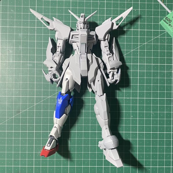 ちょちょいと…太もも付け根3mm、足首…2mmくらい(多分)足首周りに3ミリ軸作ってMGジャスティスの足首のパーツをはめました❗️（5枚目）