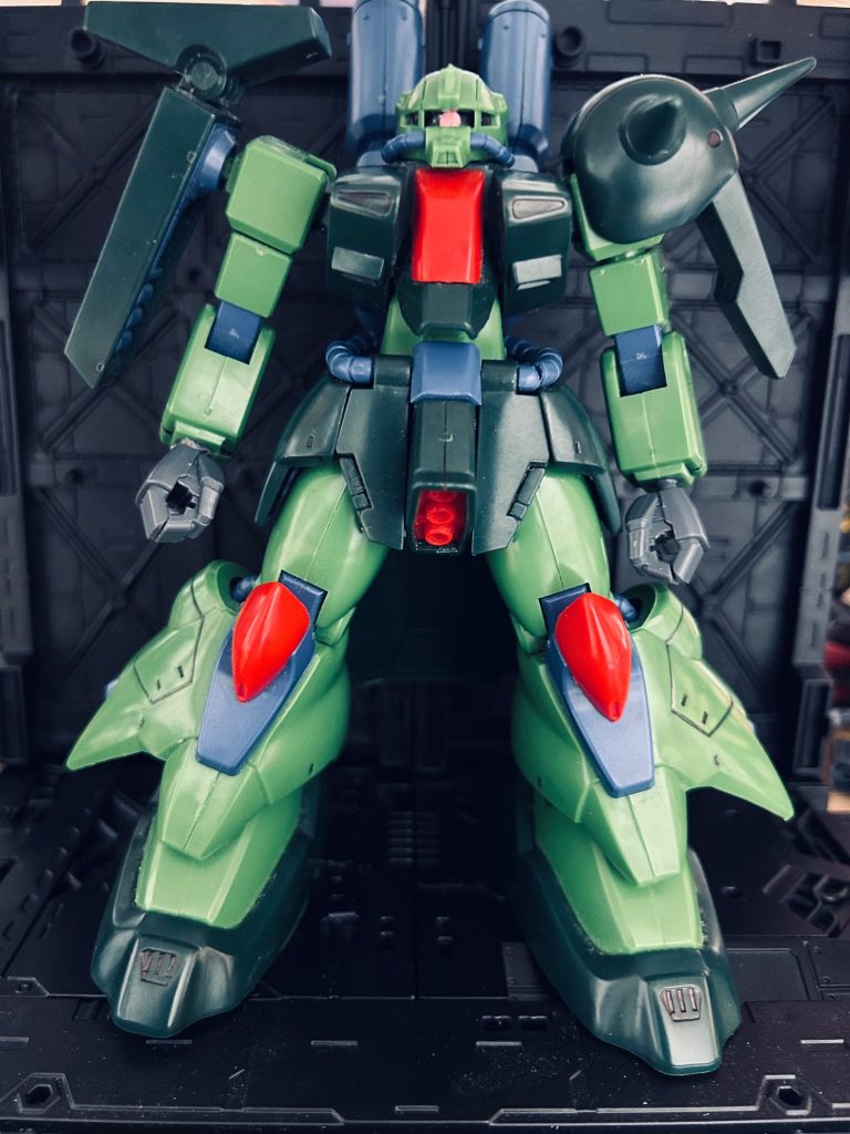 「ＡＭＸ-０１１Ｓ、ザクＩＩＩ改だ。ロムーレの方の倉庫から出てきたらしい。折角ならってんで、うちが引き取った。本体へのカスタムはＯＳやら諸々の部品の更新とバイオセンサーの強化以外はほとんどやってない。使ってみてから要望は聞くさ」「私のときとは違って強制しないんだ」「上から実験の意味も込めて送られてきた装備なんだ。すまんな」　ボールデンの言い草はどこか飄々としていた。半分は悪ふざけのようなものなのだとわかる。「それじゃあテストね？」「頼むぜ隊長さん」「アルム！　それにヒル少尉とリリーも！」　四人はそれぞれの機体に身体を入れた。　四機は発進し、ロムーレＩＩＩの表面に着陸する。「私とアルム、ヒル少尉とリリーのツーオンツーの模擬戦闘を開始します」