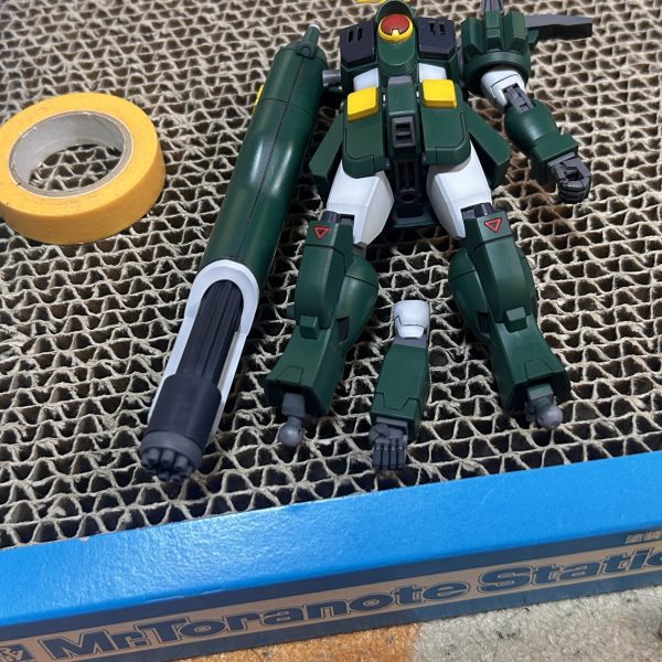 インナーアームガトリングと右前腕、両脚の脛部ですね。最近あまりこういったことはやってなかったですが、久しぶりにやるとプラモ作ってる感を感じますね。&nbsp;（2枚目）