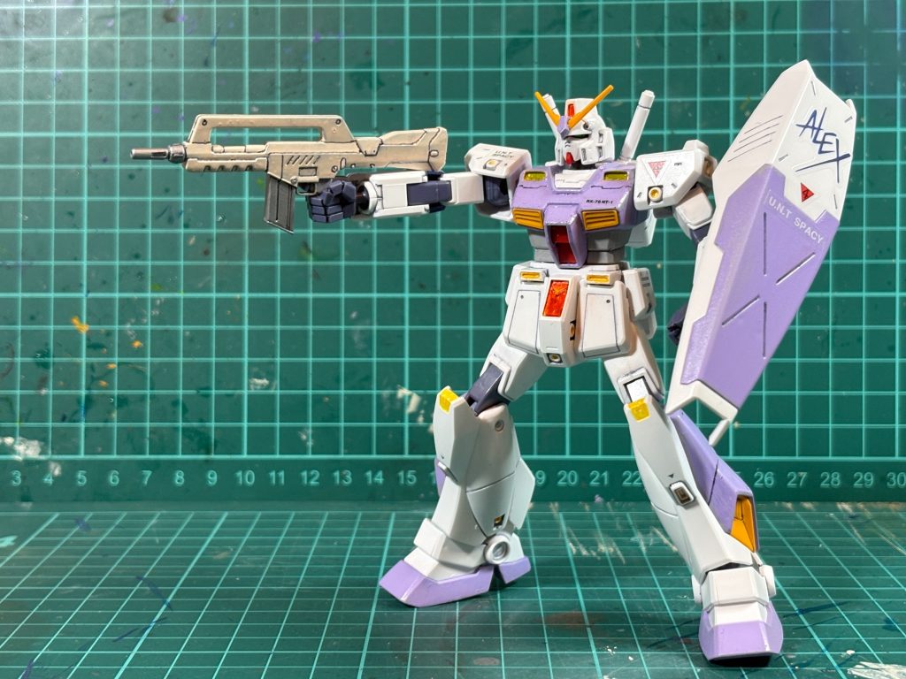 たまには綺麗なプラモデルも作ろうかと思いまして、薄めて2回筆塗りです。しかし、薄め液が足りなかったのか表面がイマイチな結果に。積んでるマスターグレードを塗装する勇気が湧いてこないです。
