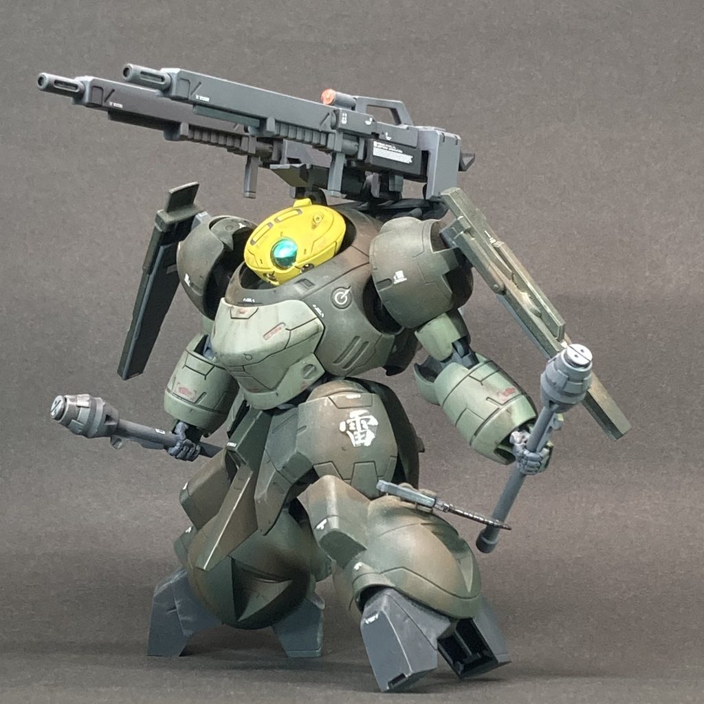 製作は2020年（６年前？）です。肩と大腿部のアーマーは可動部の隙間から内部が見えすぎる印象だったので、アーマーを追加して二重構造風にしてみました。ビームガンのマウント基部や肩バインダーはジャンクパーツから。シュツルムファウストはビルダーズパーツのバーニアとブラ棒などで組みました。&nbsp;グリモア［コマンダー］